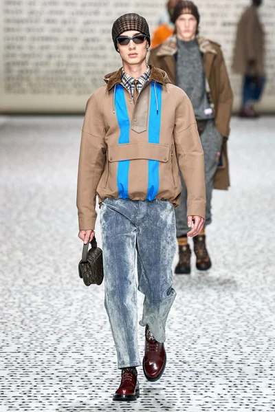 Look 32